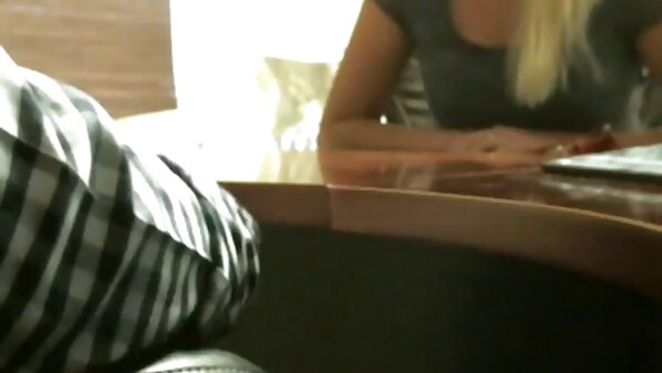Latina MILF Reena Sky nijaly tamin'ny g uy tao amin'ny gym